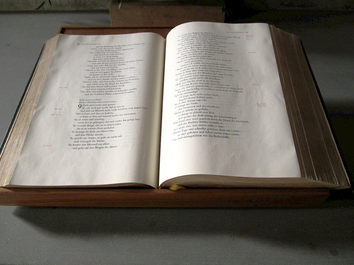the-bible-283686_1920