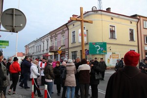 Droga Krzyżowa 2019. Leżajsk wyszedł na ulice, by się modlić i rozważać kolejne stacje Drogi Krzyżowej.