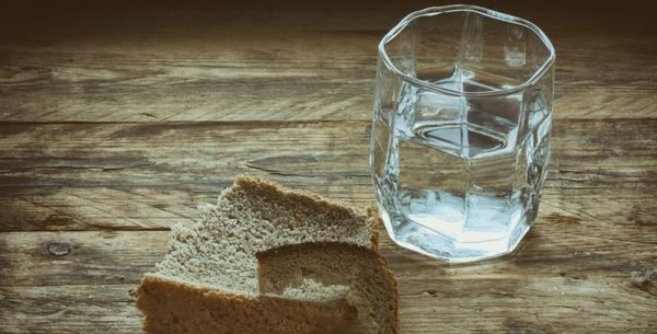 Abp Adam Szal: Post o chlebie i wodzie w Wielki Piątek