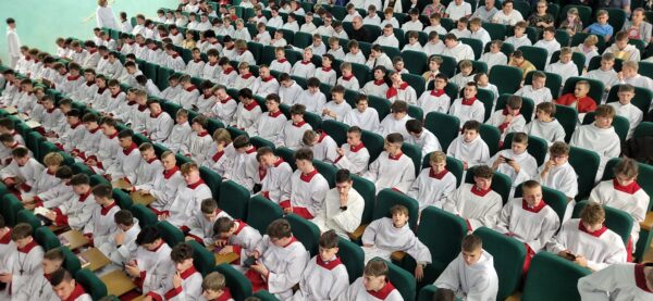 Bp Krzysztof Chudzio błogosławi Nowych Ceremoniarzy i Lektorów