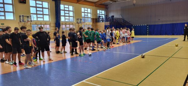 Pierwszy etap dekanalny XVI Archidiecezjalnego Turnieju LSO w piłkę nożną halową